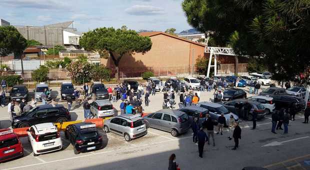 Napoli, la protesta delle autoscuole: in 200 bloccano via Argine
