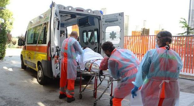 La sospetta malata di ebola mentre viene caricata sull'ambulanza (foto De Marco)