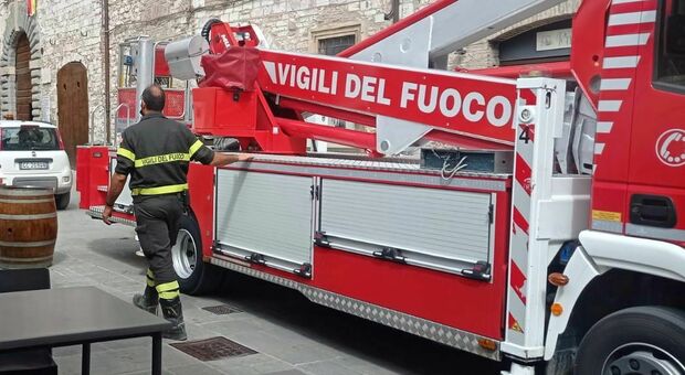 Nella foto d'archivio i vigili del fuoco a Gubbio