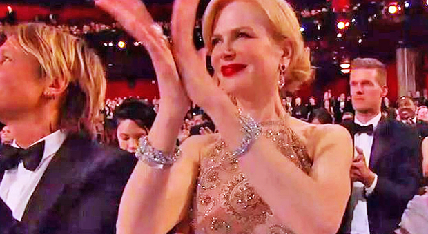 Nicole Kidman spiega il perché del suo strano applauso alla notte degli Oscar