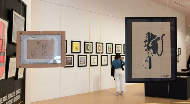 Banksy al museo M9, l'accusa del noto curatore: «Due opere in mostra sono dei falsi». Esposto a procura