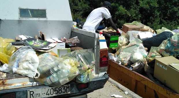Disagi nella raccolta rifiuti, il sindaco e i migranti tengono pulite le strade