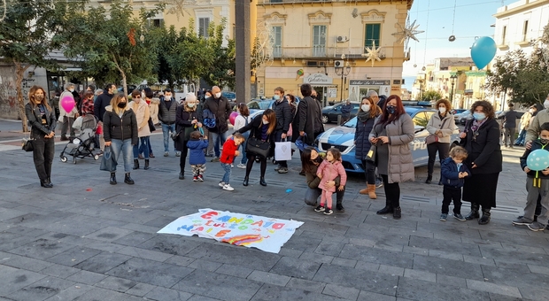 Torre del Greco, flashmob in piazza contro la chiusura delle scuole