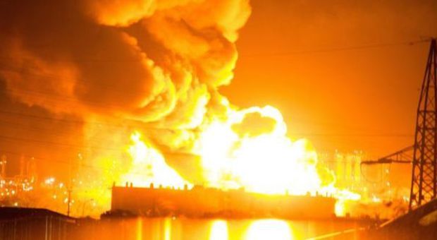 L'incendio alla raffineria di Milazzo (ansa)