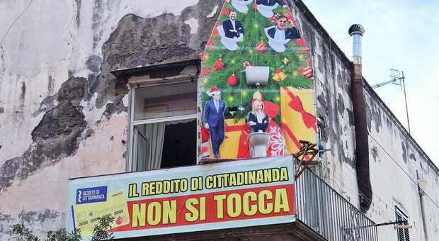 Reddito di cittadinanza: installazione natalizia con politici a Torre del Greco