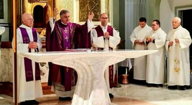 La chiesa di Porta Romana riaperta dopo quasi 8 anni. L’arcivescovo Palmieri riconsacra l’altare: «Che gioia»