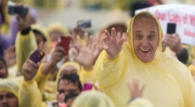 Filippine, Papa Francesco ai sopravvissuti del tifone Yolanda: «Dovevo essere qui con voi»