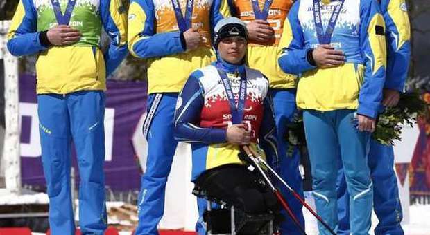 Paralimpiadi, gli atleti ucraini coprono le medaglie per protesta