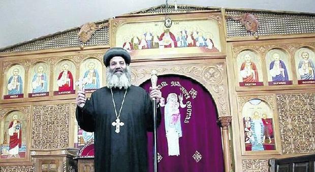 Il vescovo copto Barnaba el Soryany con alcune delle icone