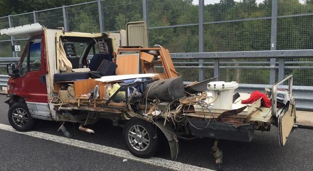 Camper si ribalta sull'autostrada: paura e traffico sull'A2 Mediterraneo