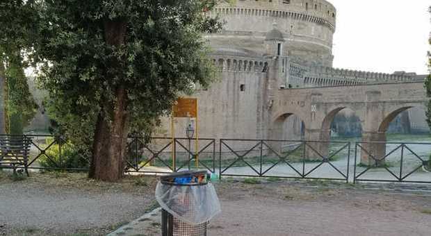 Castel Sant'Angelo nel degrado, parco bivacco dei clochard: nei giardini torna la bidonville