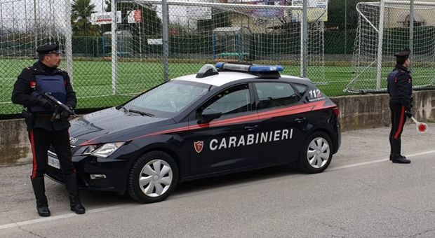 I carabinieri a fianco del campo da calcio di Colzè