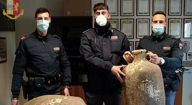 Roma, polizia scopre due anfore di età romana. L'indagine partiva da furto di materiale edile