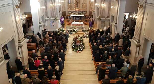 Il funerale nella chiesa di San Pio: si ringrazia Ballante per il fotoservizio