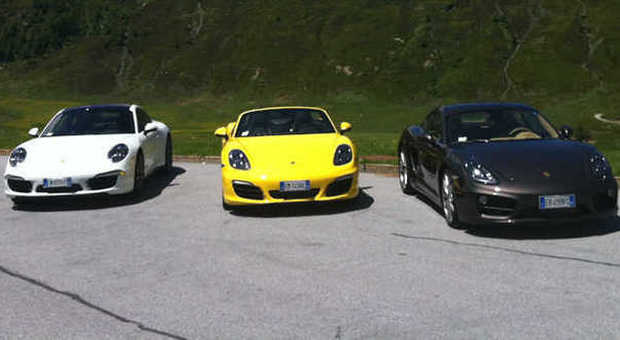 Alcune delle Porsche che hanno preso parte al giro della Svizzera