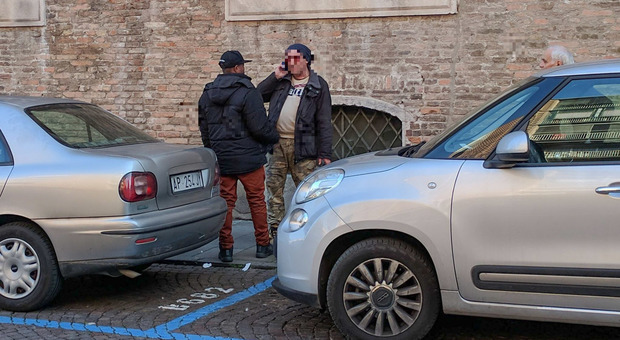 parcheggiatore abusivo a Padova in una foto di repertorio