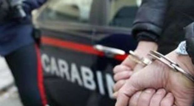 Ubriaco molesto in tabaccheria malmena i Carabinieri, arrestato