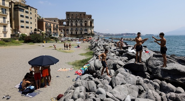Napoli, il pasticcio della “app”: le spiagge libere restano deserte