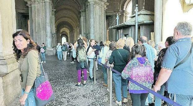 Reggia di Caserta invasa dai turisti: alberghi e locali pieni, la crisi non fa paura