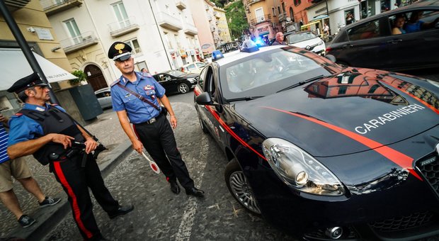 Carabiniere aggredito a Castellammare, scattano 4 arresti: preso anche l'uomo che ha rubato il borsello