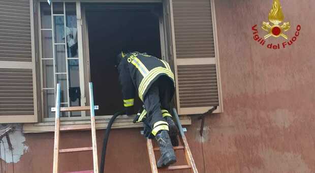 Incendio in un appartamento a Centocelle, madre e due figli salvati dai vigili del fuoco