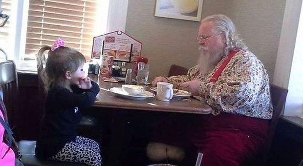 La bimba incontra Babbo Natale: "Non dovresti mangiare da solo, ti faccio compagnia"