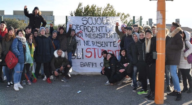 Fiumicino, scuola a pezzi: secondo giorno di protesta dell'istituto "Paolo Baffi"