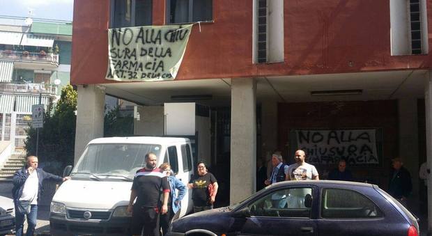 Napoli, cittadini bloccano i furgoni con le medicine: «No alla chusura della farmacia nel distretto Asl 26»