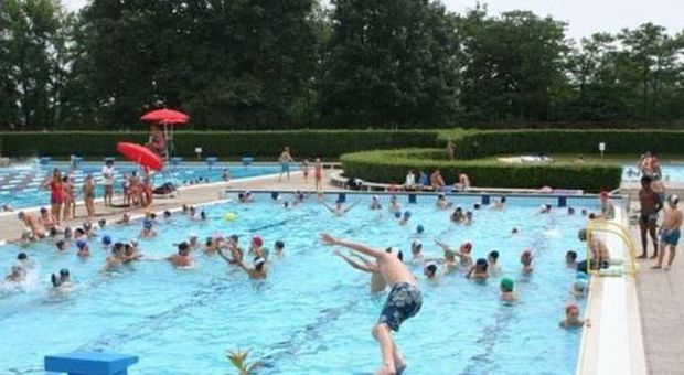 Bimbo di 4 anni muore nella piscina comunale, forse vittima di un malore
