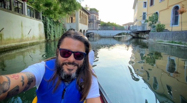Il blogger Claudio Pelizzeni in canoa sul Livenza a Sacile