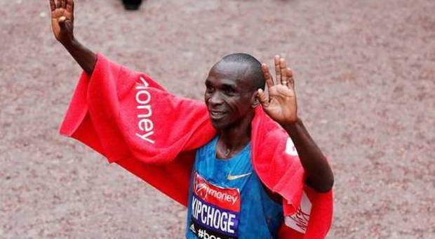 Maratona di Londra, vince il keniano Kipchoge, l'etiope Tigist Tufa prima tra le donne