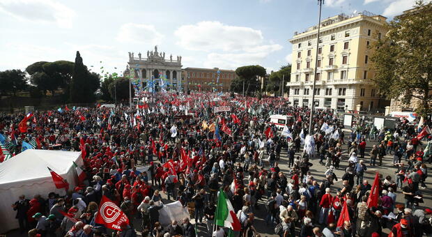 Roma blindata per la manifestazione dei sindacati: schierati migliaia di agenti. «Rischio infiltrati No Green pass»