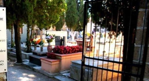 Francavilla, affiorano pezzi di cadaveri: sequestrato il cimitero: quattro indagati