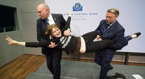 Bce, manifestante salta sul tavolo e "attacca" Draghi con coriandoli durante la conferenza