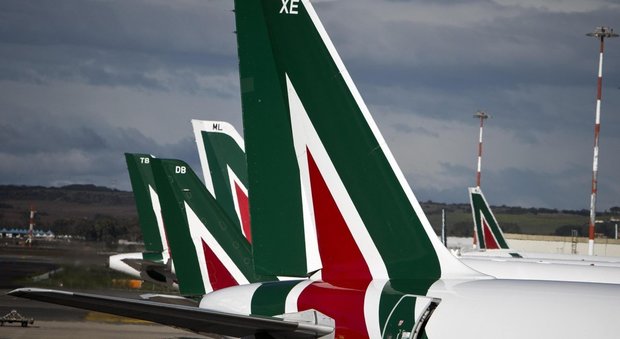 Alitalia, pre-accordo con i sindacati: ridotti esuberi e tagli agli stipendi. Ora referendum tra i lavoratori