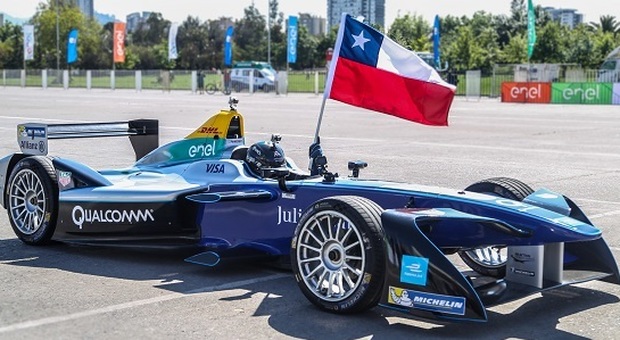 Una monoposto di Formula E con la bandiera cilena