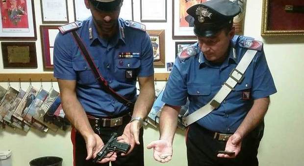 La pistola scacciacani ritrovata dai carabinieri