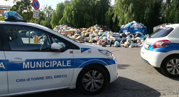 Crisi rifiuti, a Torre del Greco vietato gettare la spazzatura nel weekend