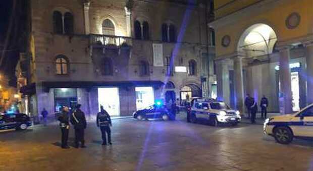 Reggio Emilia, sparatoria tra la folla in piazza del Monte: tre ragazzi feriti. Un giovane è grave in ospedale