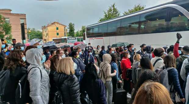 Pendolari, ancora bloccate la Roma-Latina e la Roma-Napoli, pochi i bus sostitutivi: è caos