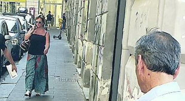 Napoli, vandali a piazza Dante: «Distrutta anche la targa»