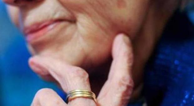 La nonnina non vuole lasciare nulla agli eredi e prima di morire dilapida un milione di euro