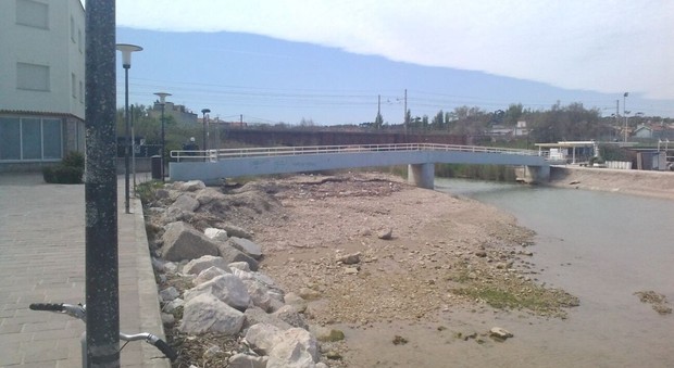 Il ponte tra Lido e litorale di Arzilla con la spiaggia sporca