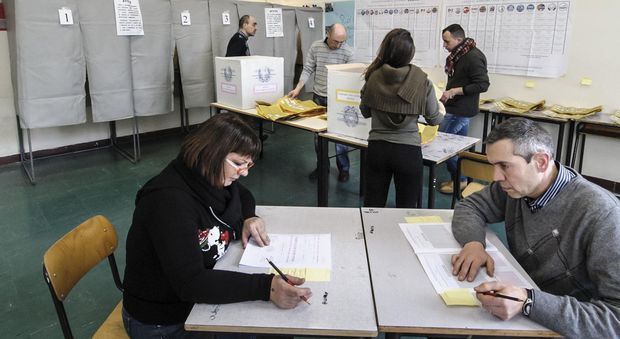 Un seggio elettorale a Perugia