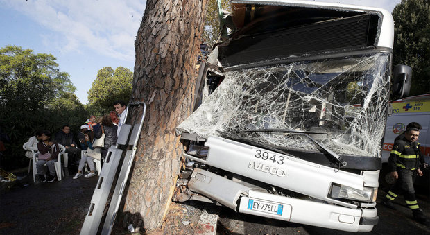 Roma, bus contro un albero su via Cassia: 35 feriti, nove sono gravi. Autista in stato confusionale