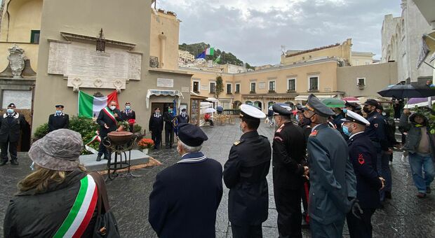 Festa delle forze armate, Capri ricorda i caduti con una corona di fiori in mare