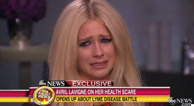 Avril Lavigne in lacrime, dopo due anni di malattia: ecco di cosa soffre