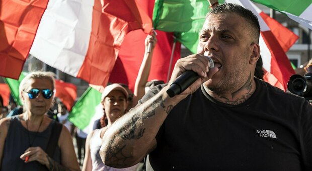 Giuliano Castellino condannato, sei mesi al leader di Forza Nuova per gli scontri durante la protesta anti-immigrati