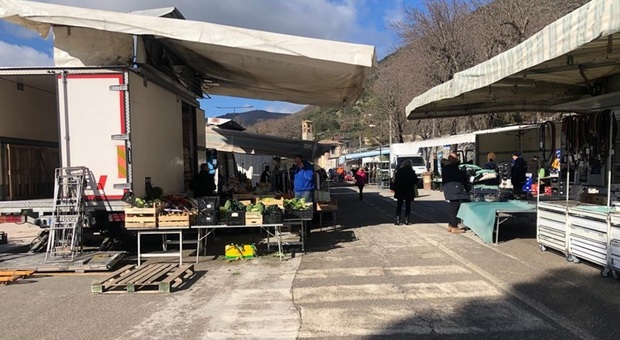 Il mercato settimanale del martedì in via del Teatro Romano