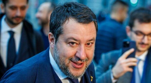 https://statics.cedscdn.it/photos/MED/10/52/8551052_20093723_salvini.jpg